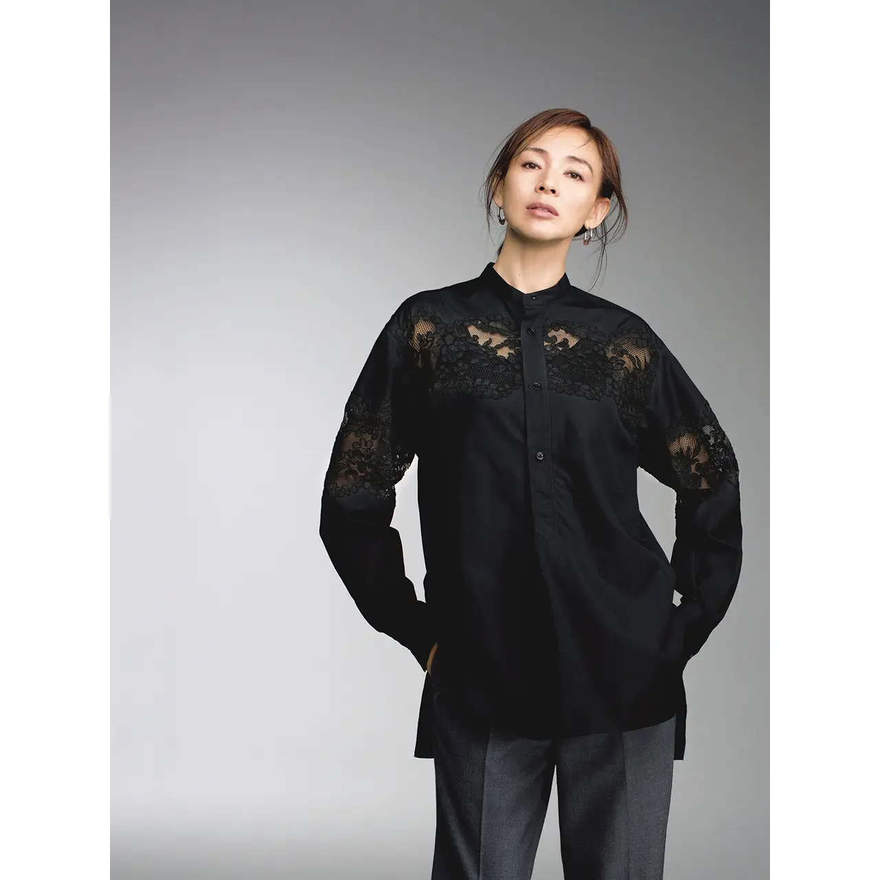 黒レース切り替えシャツとグレーパンツのコーデ　モデル・SHIHO