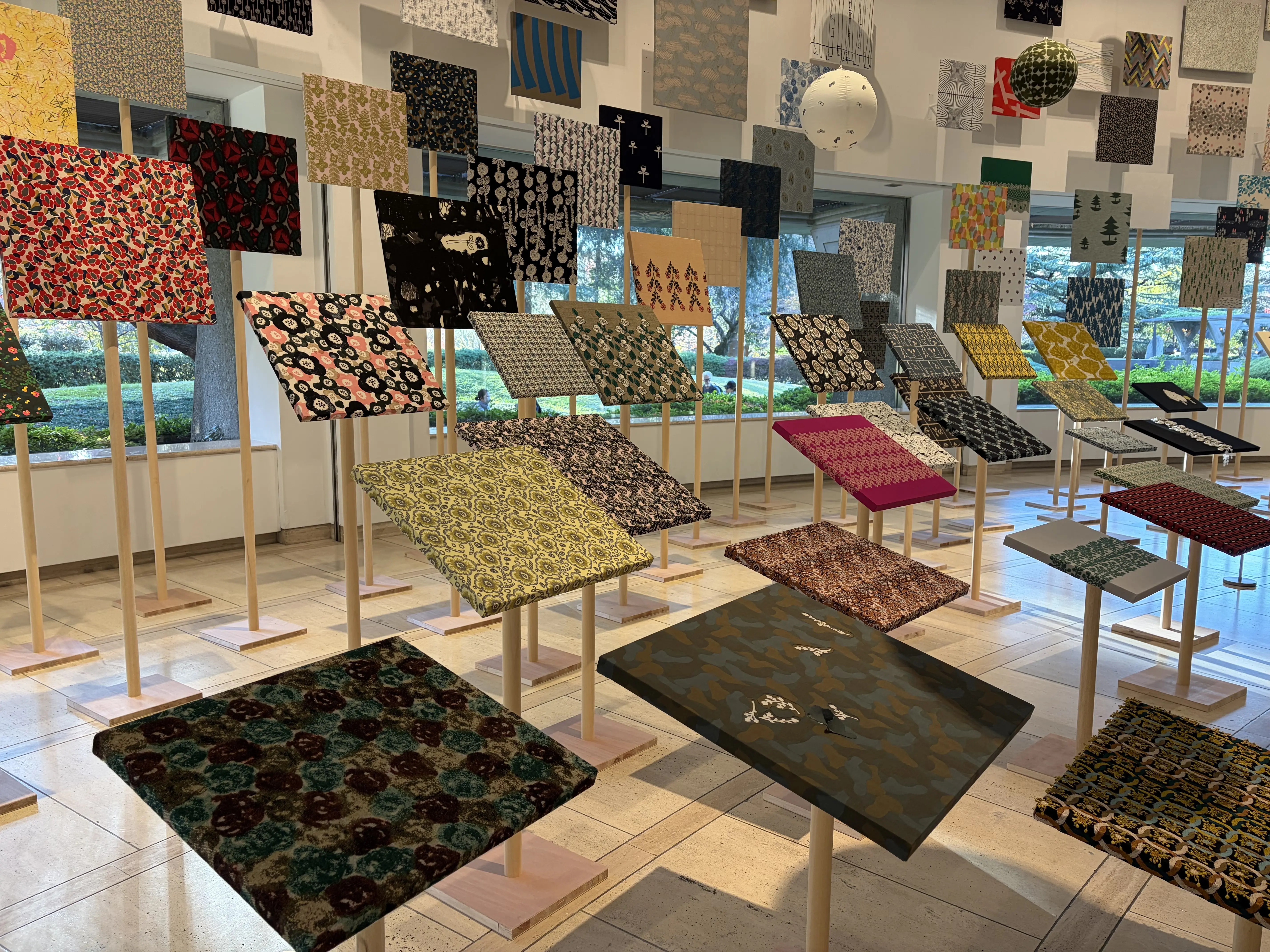 人気のテキスタイルがずらりと並ぶ「つぐ minä perhonen」展