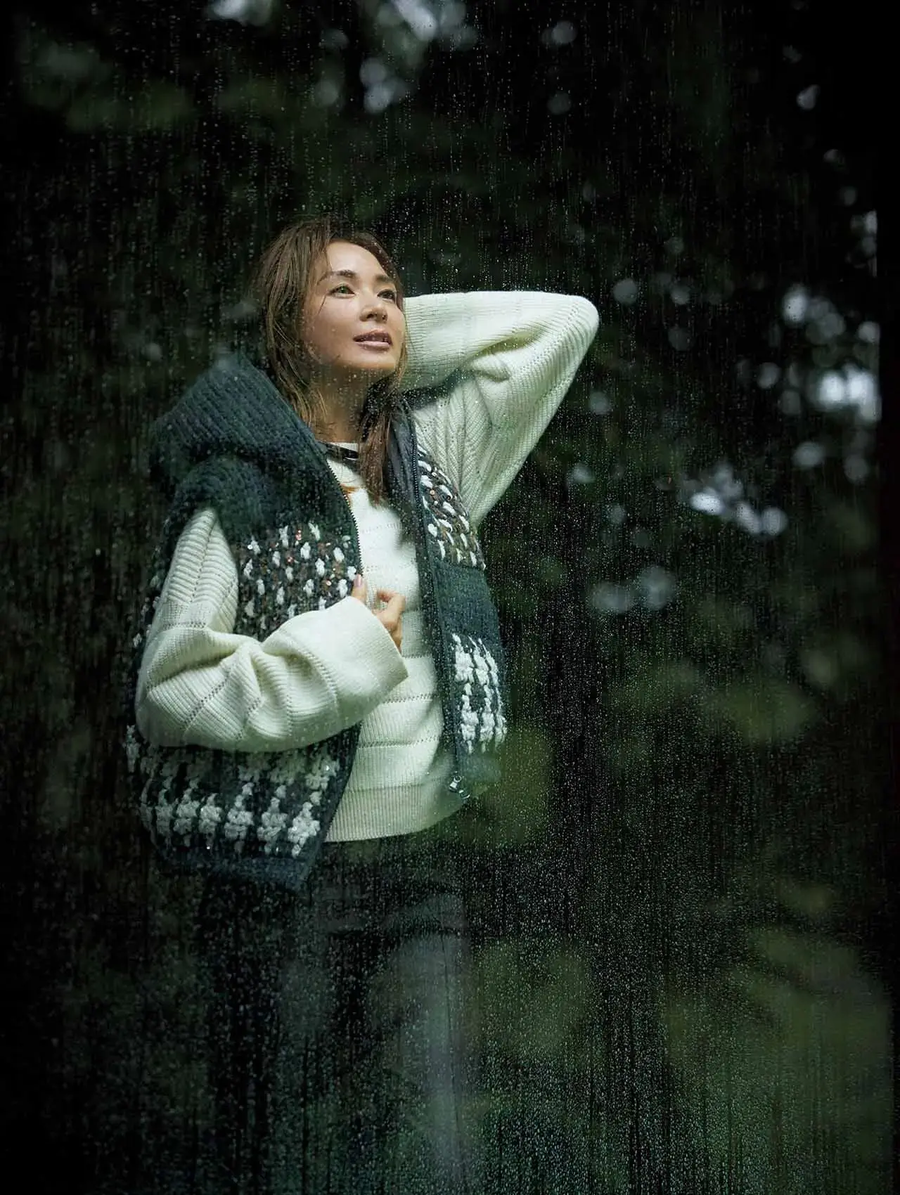 織り模様の入ったニットベストは、特別な休日スタイルに導くスポーティリッチなアイテム。