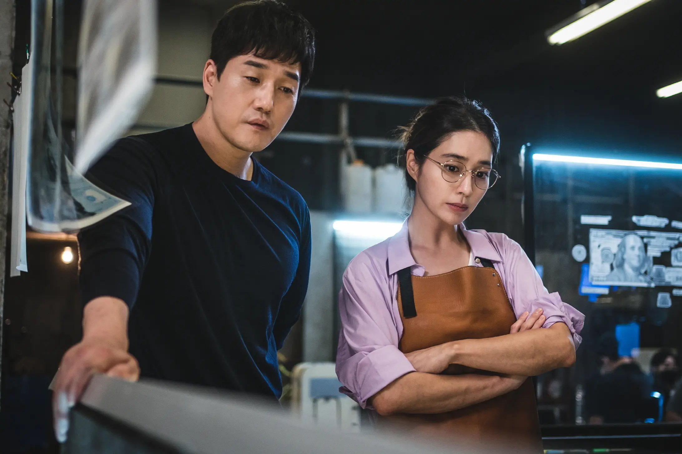 『ヴィランズ 偽札ゲーム』ディズニープラスのスターにて見放題で独占配信中 (c)2025 Tving &amp; Studio Dragon All Rights Reserved　韓国ドラマ　劇中シーン