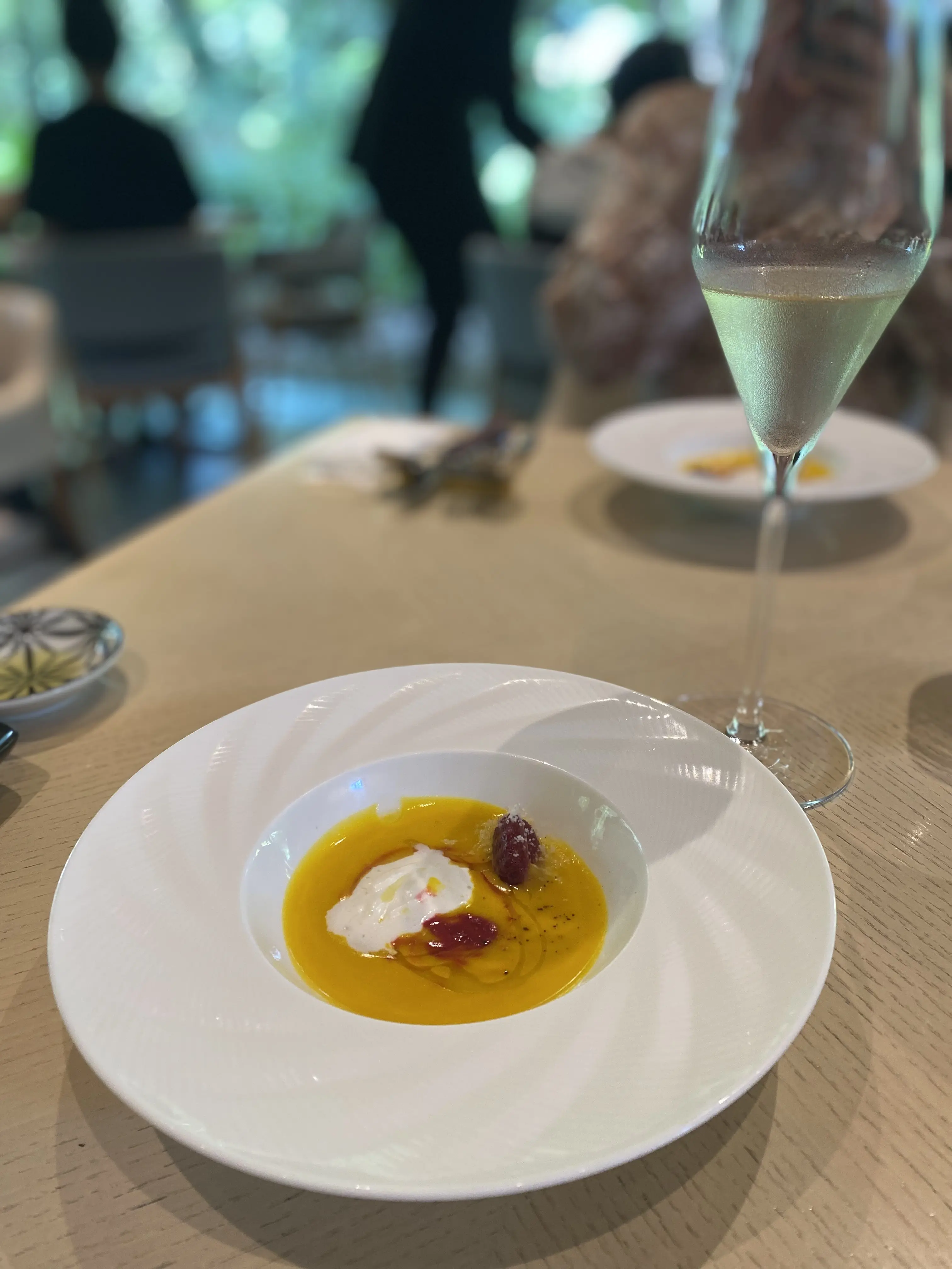 TEIEN Restaurant comodoのランチコースで提供された、かぼちゃのポタージュ。赤ビーツのニョッキとクリームが添えられた華やかな一皿。東京都庭園美術館併設のレストランで味わう、秋の美術館ランチ。