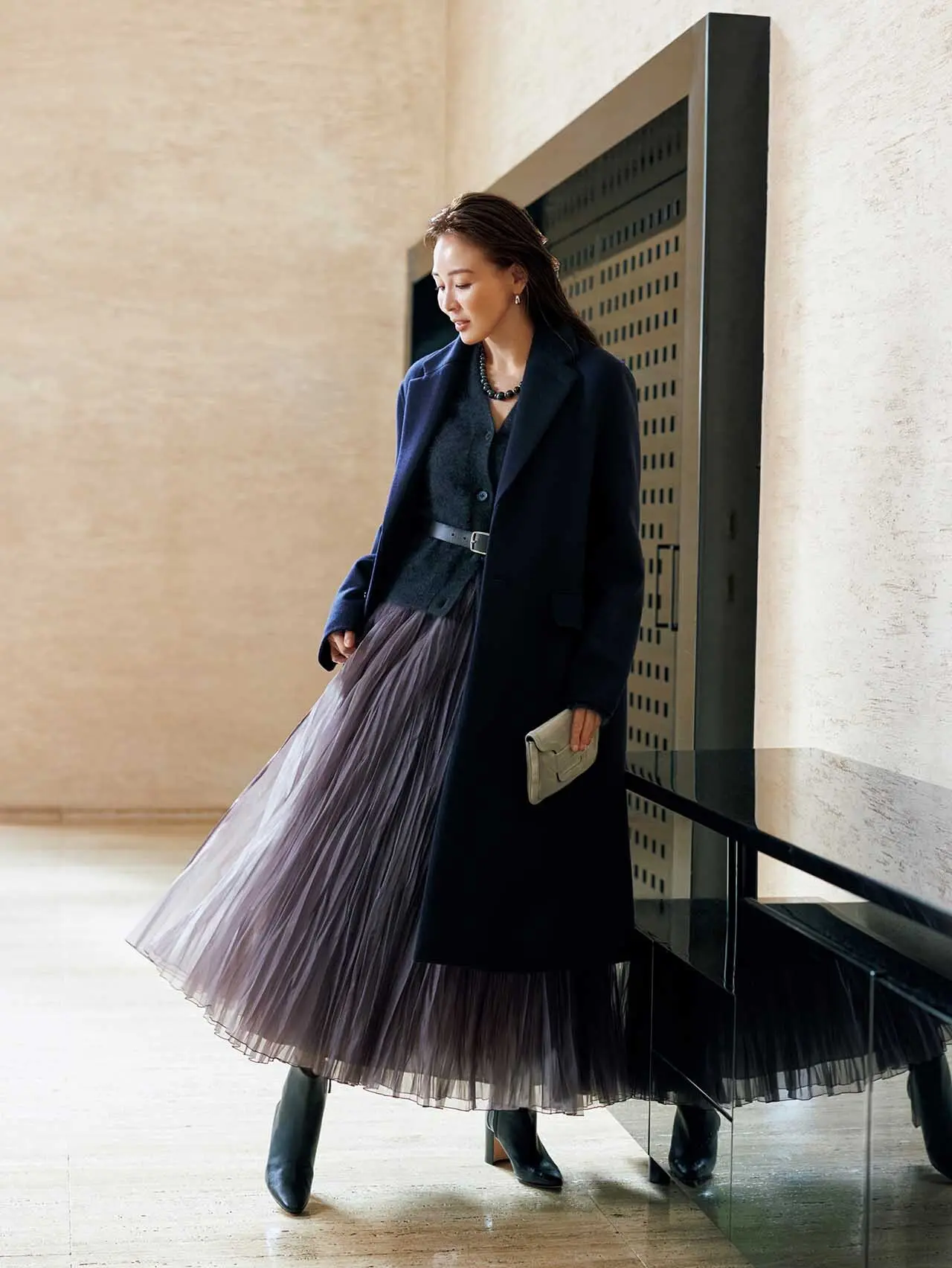 シアーオーガンジーが奏でる 　　ドラマティックなシルエット。 　心をとらえて離さない、美しい余韻