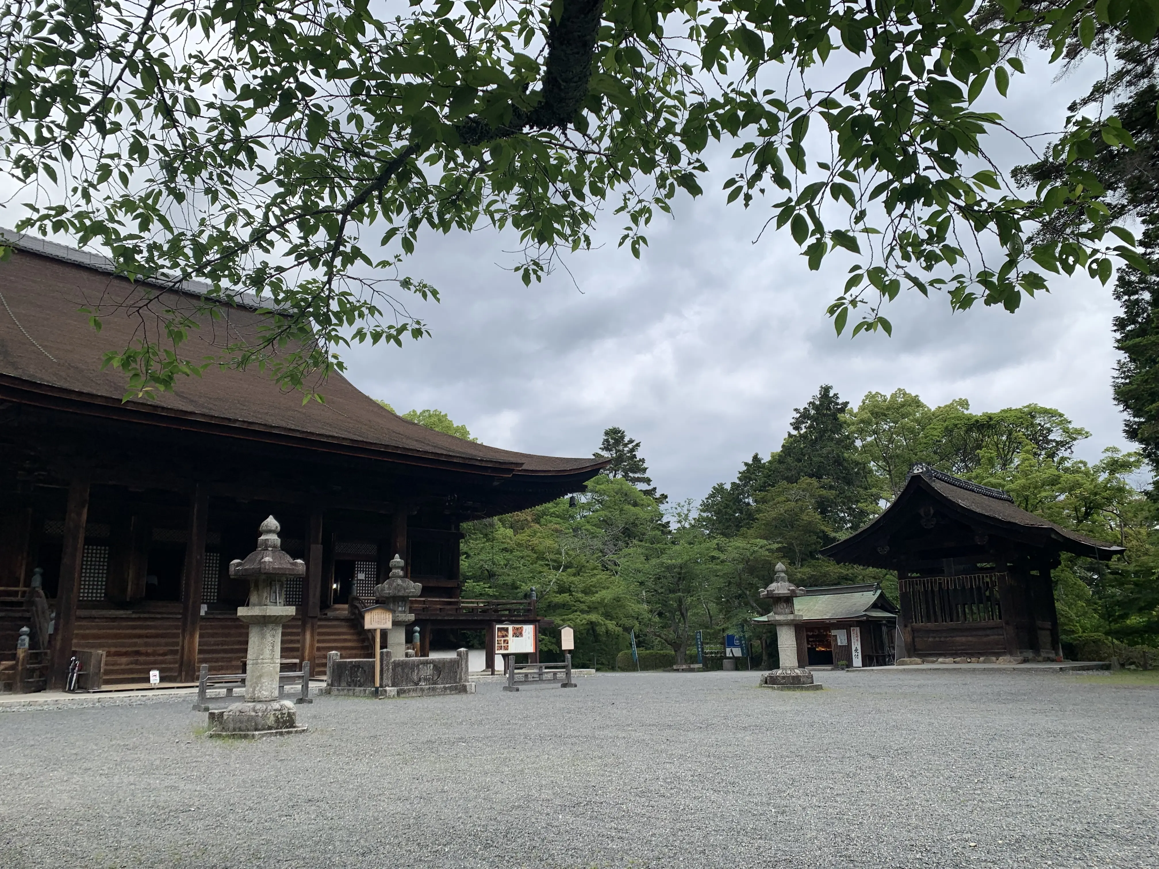 三井寺の金堂と晩鐘