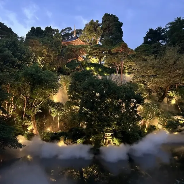 幻想的な夕暮れの椿山荘庭園