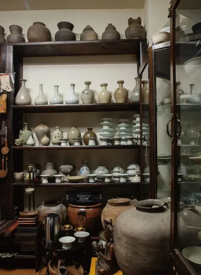 「店主の話を聞きながら、時代ごとに変わる器の形や素材、製法の変遷を追えるのも楽しいんですよ」（チェさん）