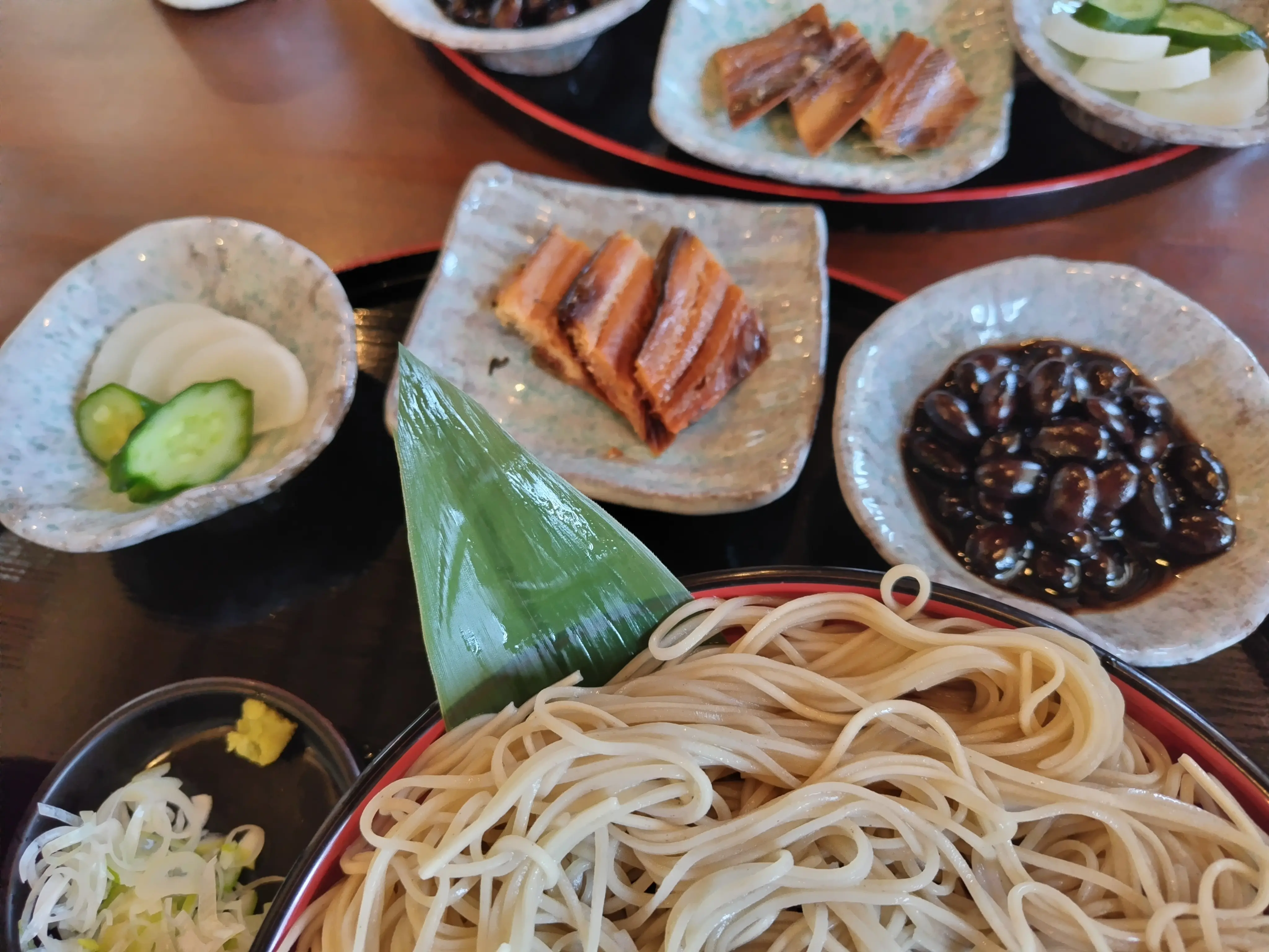 冷たいお蕎麦のセット　身欠きにしん　黒豆　お漬物