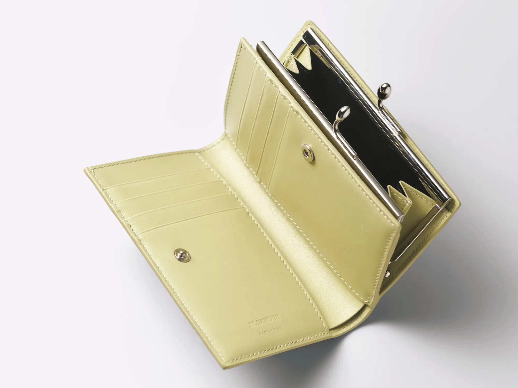 札入れ1、小銭入れ1、カード挿  し8、ポケット2。二つ折りウォレット（8.5×12.5×2.5）  ￥148,500／ジルサンダージャパン（ジル サンダー）