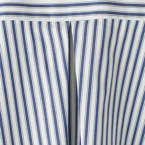 立体的シルエットで50代を美しく見せる「drawell のバックフレアシャツ」_1_15-2