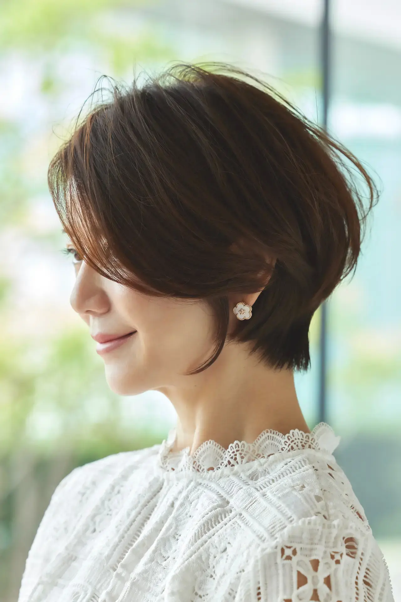 エアリーなひし形ショートでボリュームアップと小顔を同時にかなえる【50代髪型・ヘアスタイル】