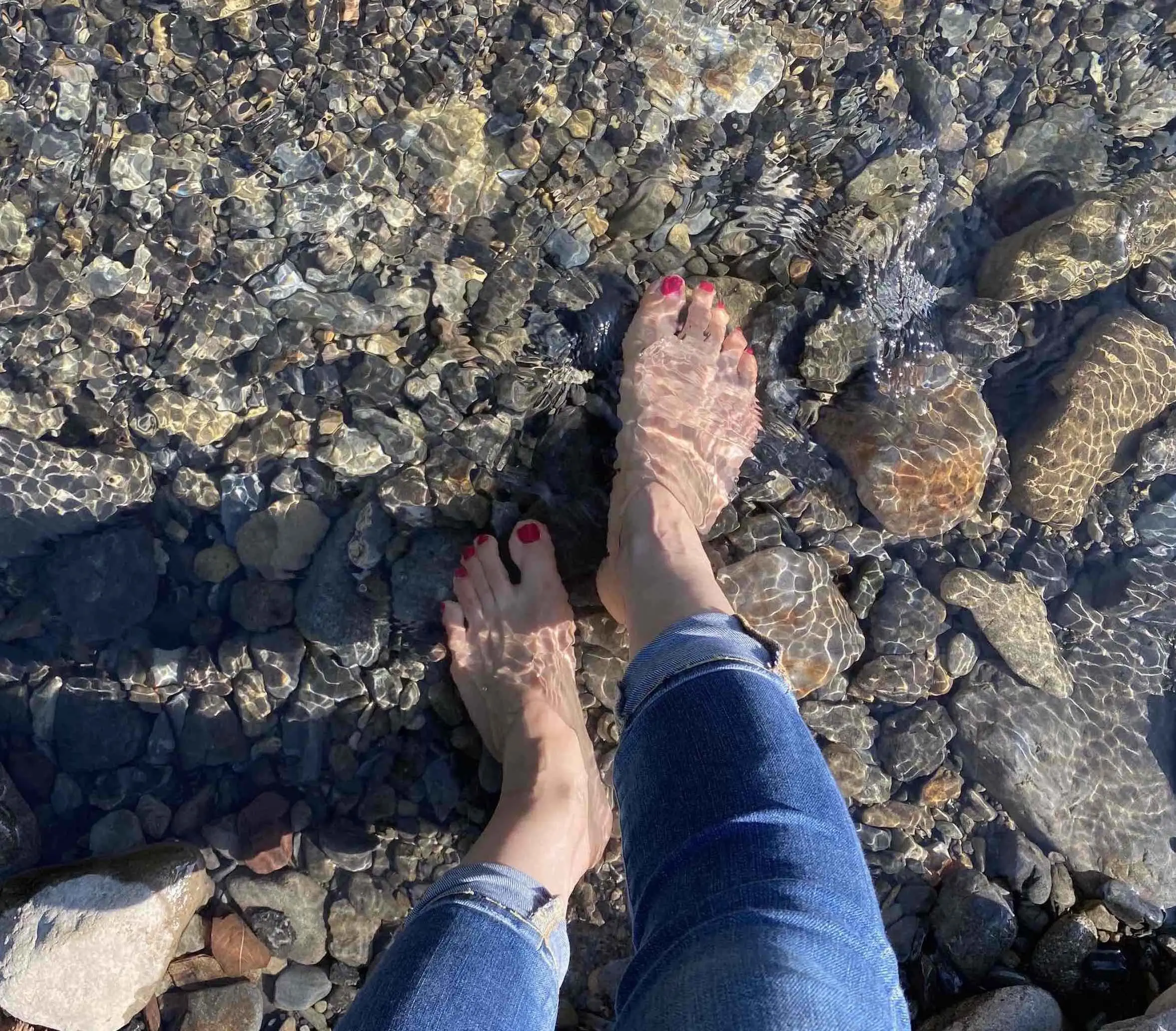 足を川に入れましたが冷たかったけど気持ちよかった
