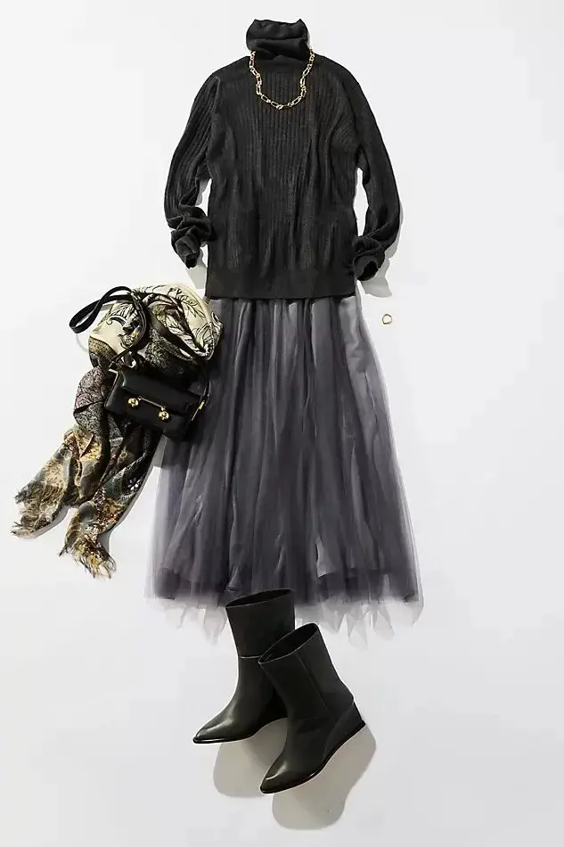 夜のデートに映える、シックで華やかな装い