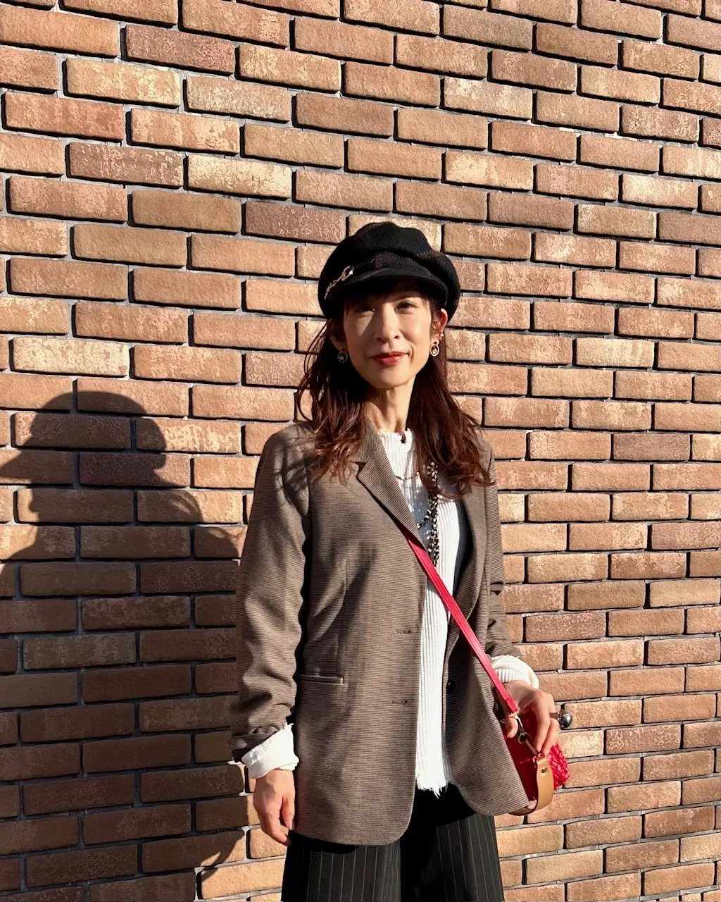 無印良品のブラウンジャケットに赤いバッグを効かせて♪_1_5