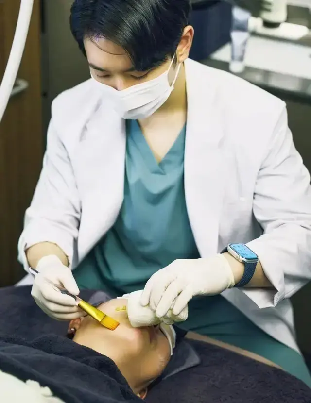 ソフウェーブ（W990,000～）は真皮層に超音波を照射し、コラーゲン生成を促進して肌のしぼみをふっくら