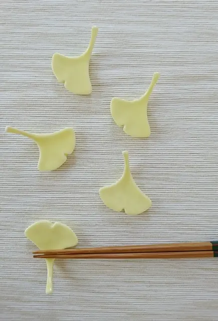 京・清水焼　イチョウ型の箸置き