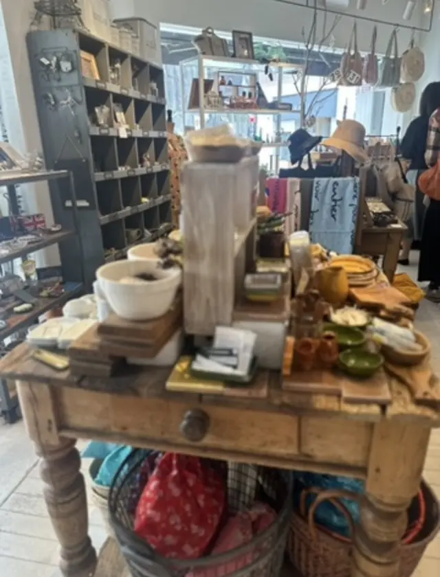 プチプラコーデで歩いていましたら、フランスの雑貨屋さんを発見！_1_5
