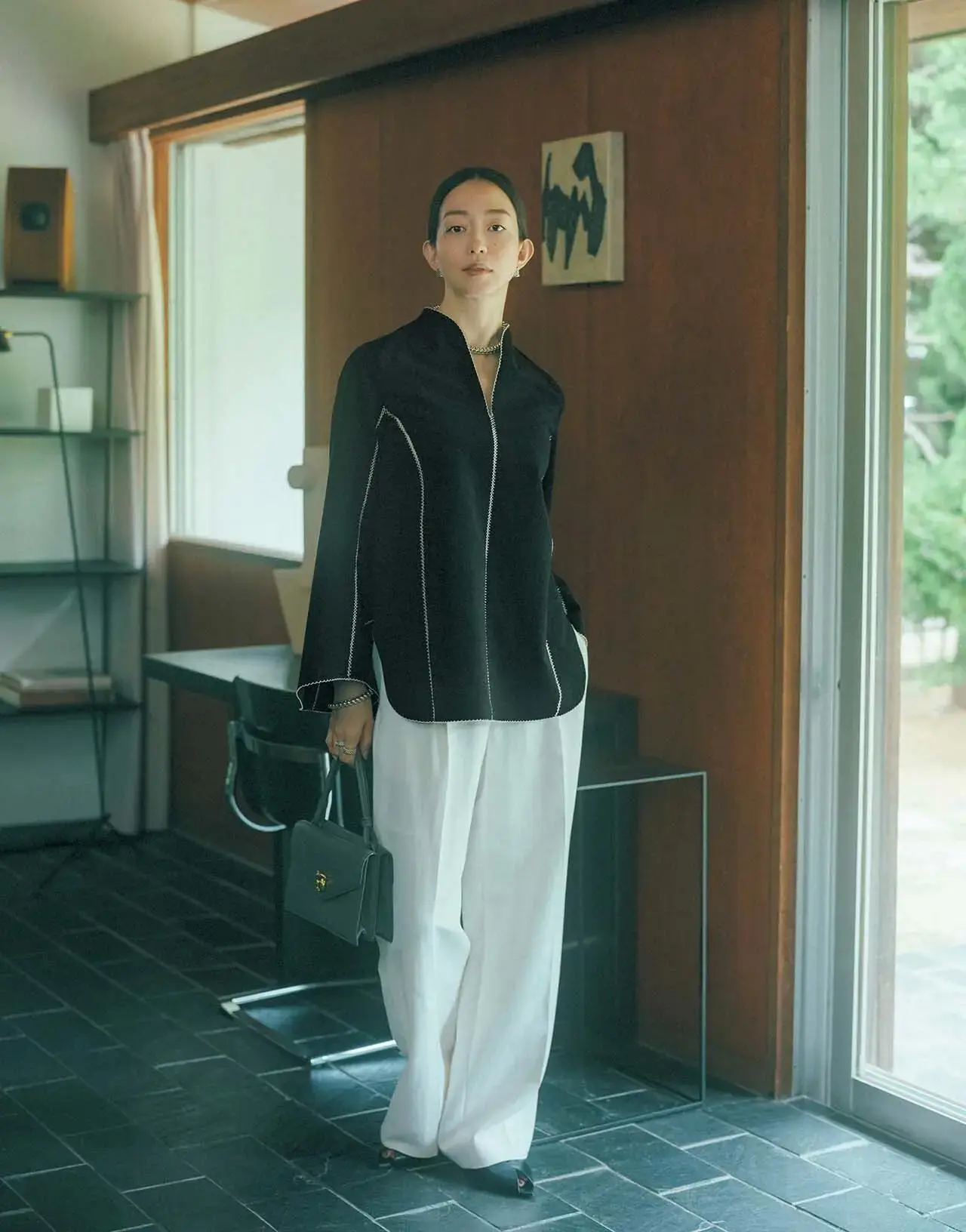 大人の輪郭をモダンに形づくる。アウターライクな立体シルエットの洗練