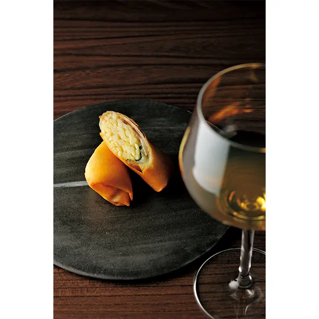 点心の一例、タケノコと木の芽の揚げ春巻き。コンテチーズが 隠し味。ややタンニンのある白ワインとよく合う