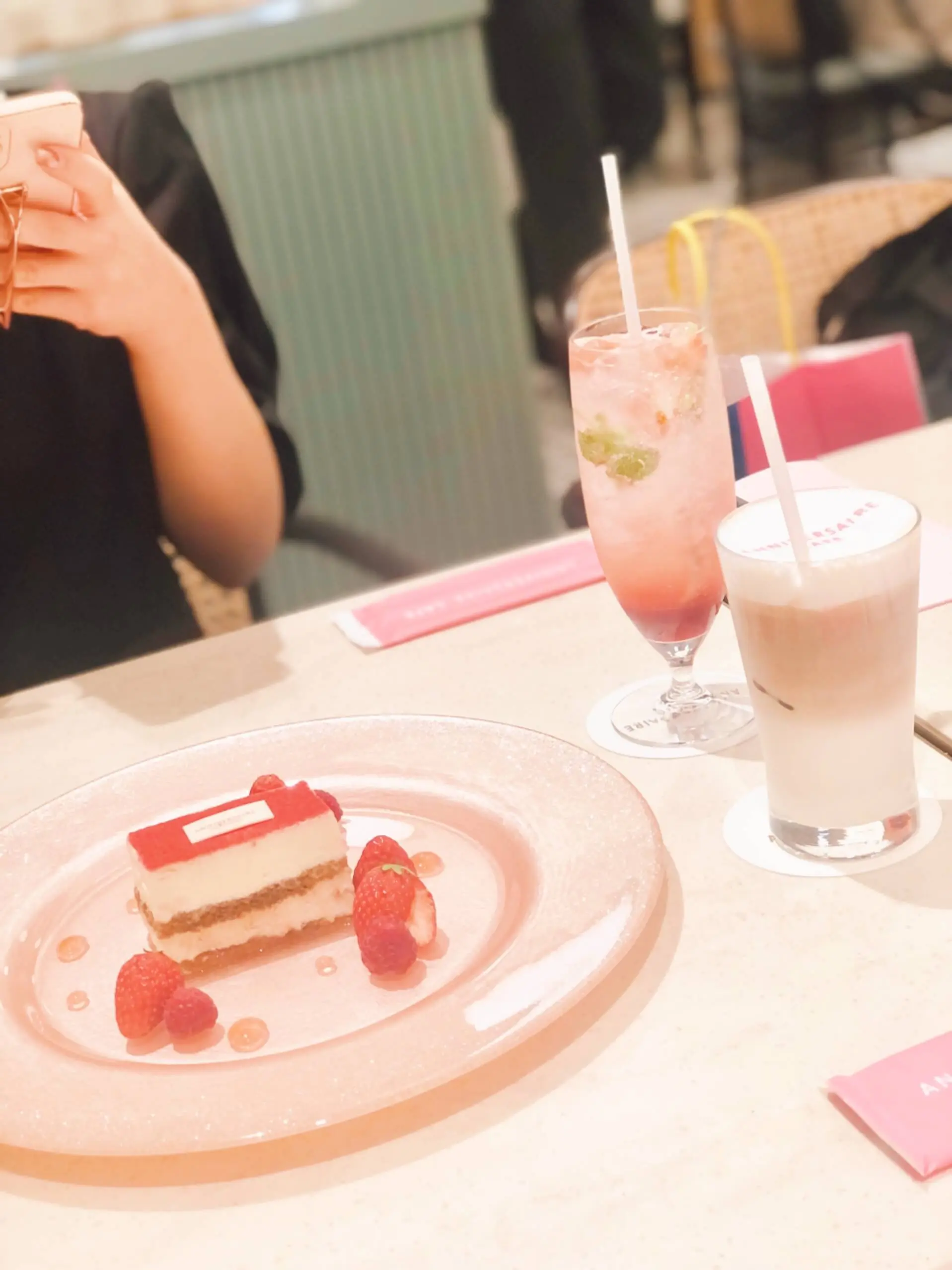 苺のティラミス。苺ソーダ。カフェラテ。ANNIVERSAIRE CAFE 表参道（アニュベルセルカフェ）