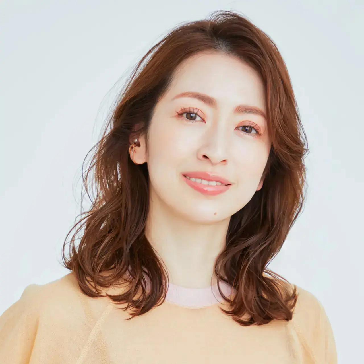フェイスラインをすっきり見せるセミロング