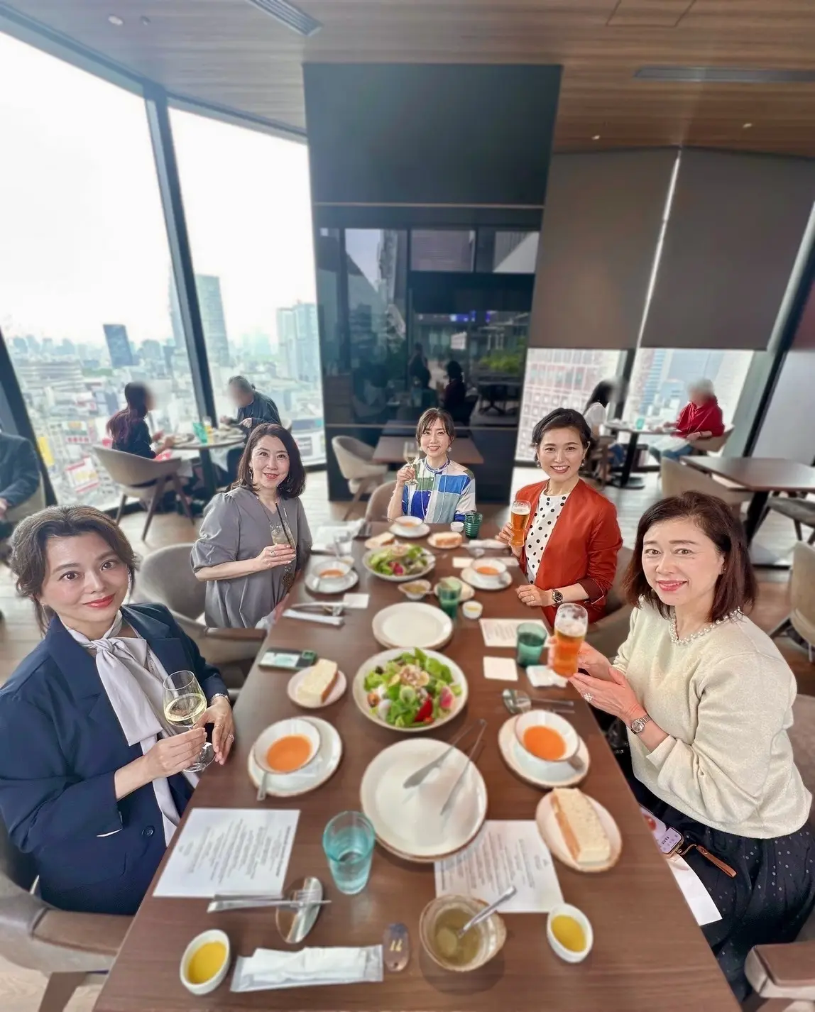 新宿歌舞伎町タワー17階 JAM17 DINING(JAM17ダイニング)でランチをする女性の画像