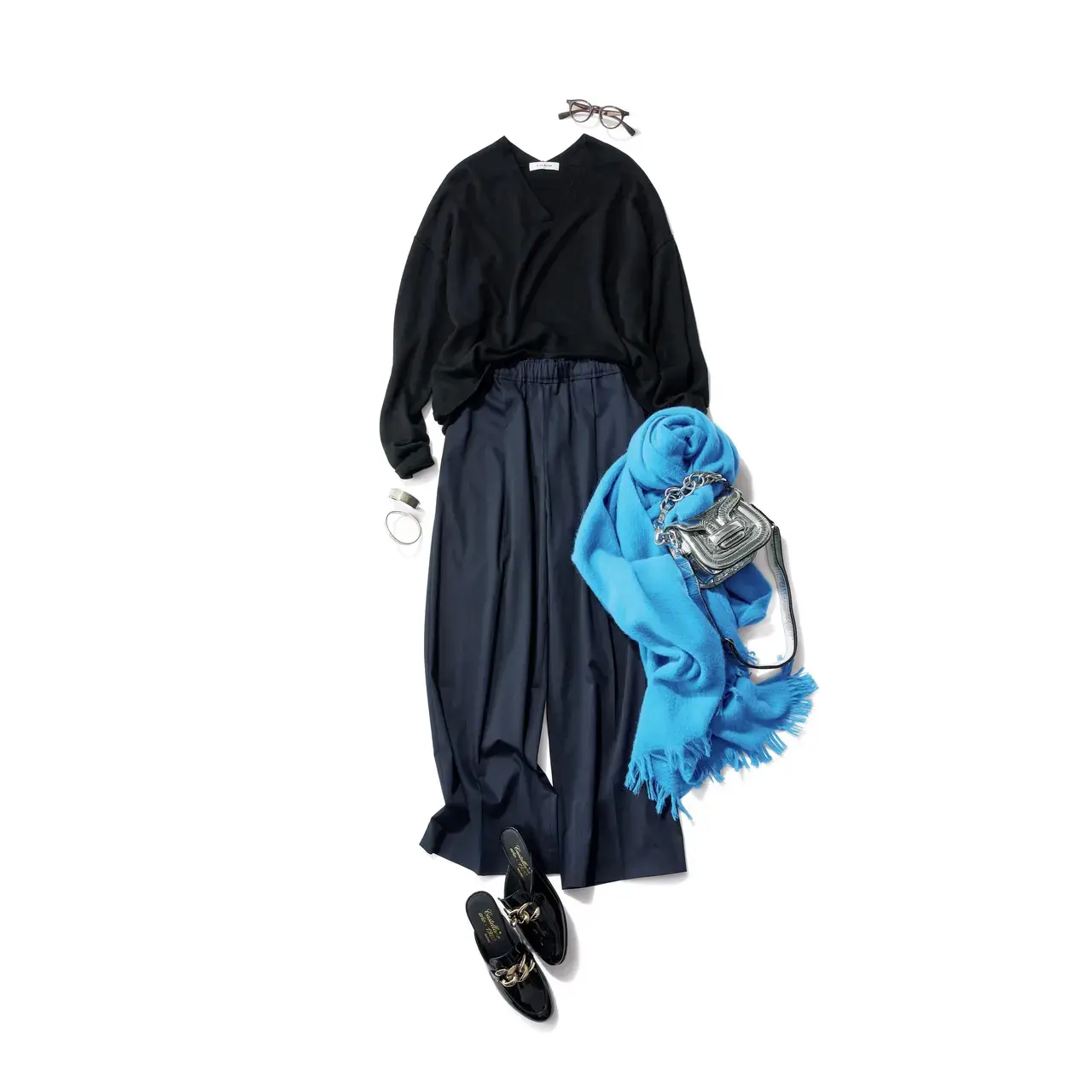 なめらかなニットとツヤありパンツの上質な素材感でシンプルコーデの品格をアップ！気温16℃