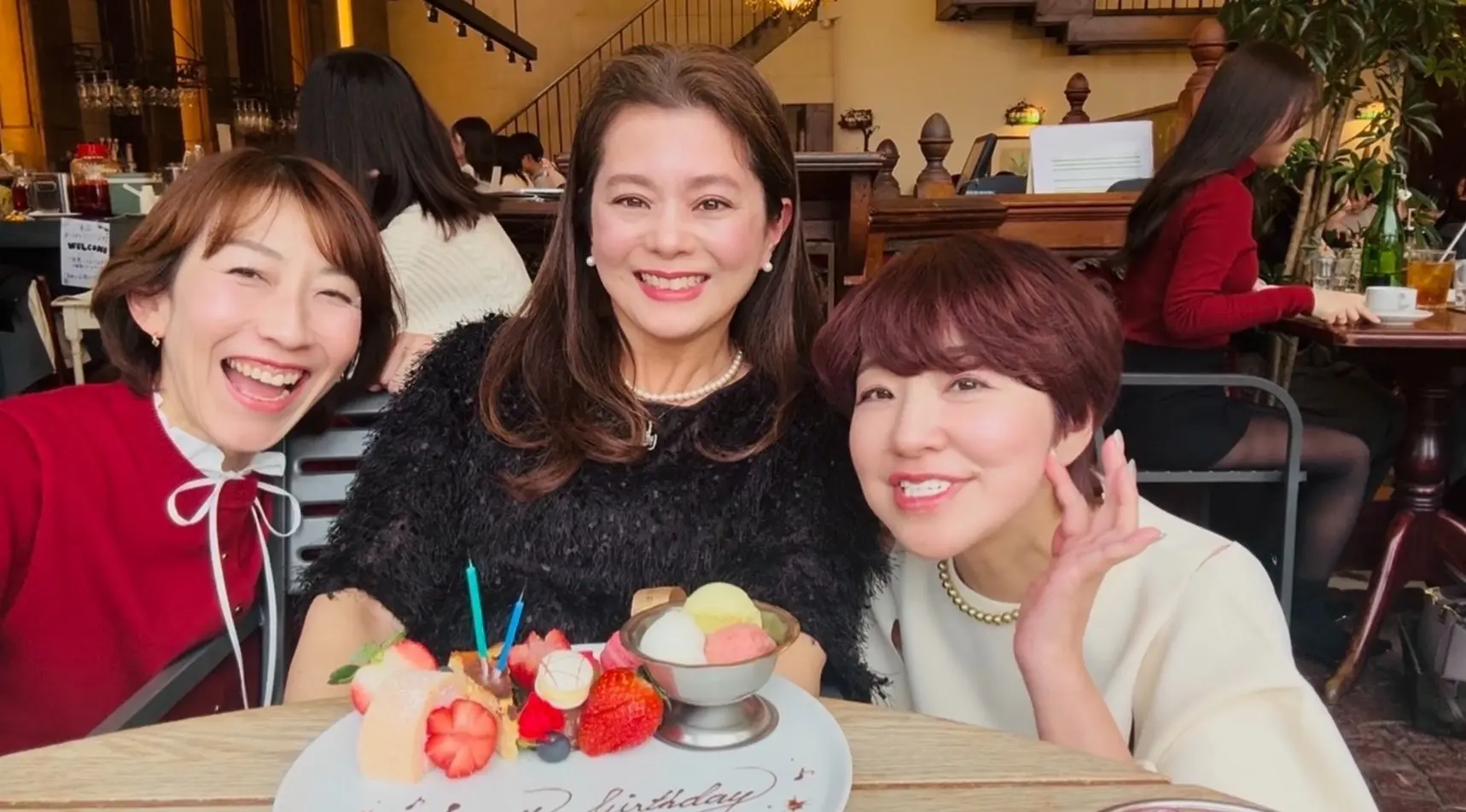 Jマダム同期3人で誕生日をお祝いしたランチ会の記念写真。新宿御苑ラ・ボエムでバースデープレートを囲み笑顔で写る様子。