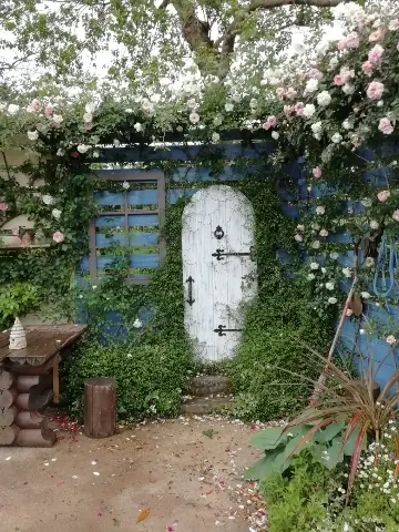 どこかのおうちみたいなドアと庭