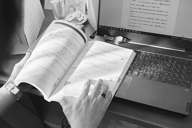 語学が堪能でも日本語 教師の道は険しく長時 間の勉強が必須。留学 生向けのテキストは参 考書をさらにわかりや すくして自ら作成。