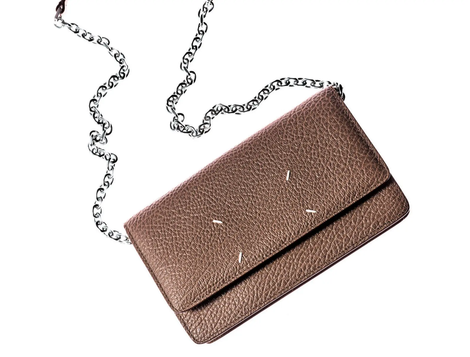 しっかりとマチがある大容量で、スマートフォンも収納可能。ミニバッグのようにも使いこなせ、パーティなどで活躍すること間違いなし。チェーンは取りはずし可能な2WAY仕様。札入れ1、小銭入れ1、カード挿し6、ポケット1。  ウォレットバッグ（11×19×4）￥135,300／マルジェラ ジャパン クライアントサービス（メゾン マルジェラ）　