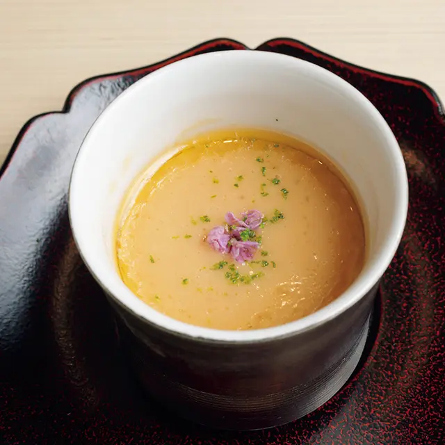 「ホタテとイクラの茶碗蒸し」。ノドグロ、シジミのだしなど多種のだしを 使用