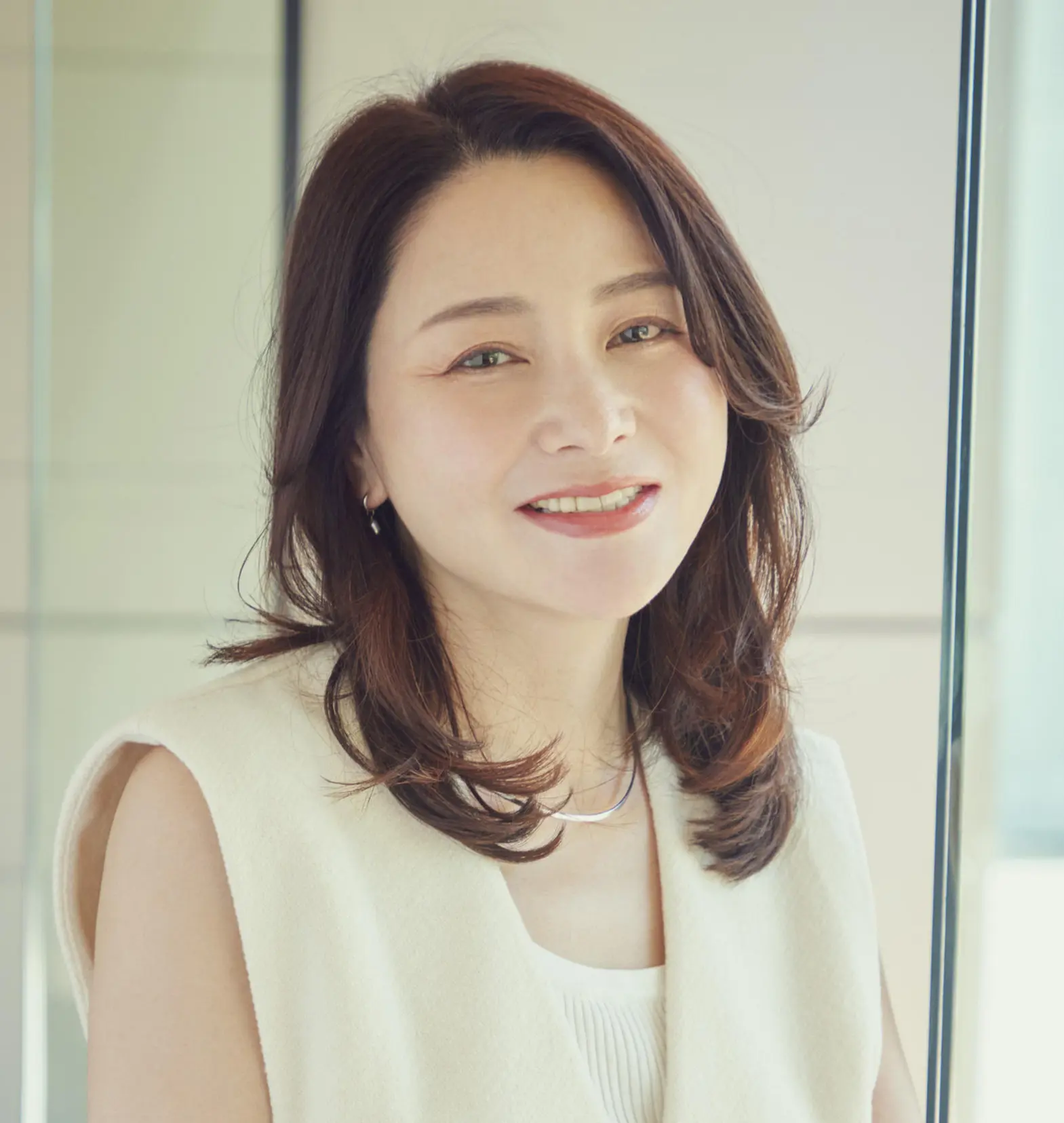 しなやかな潤いとまとまりで若見えも！フェミニンな華ミディアム【50代髪型・ヘアスタイル】
