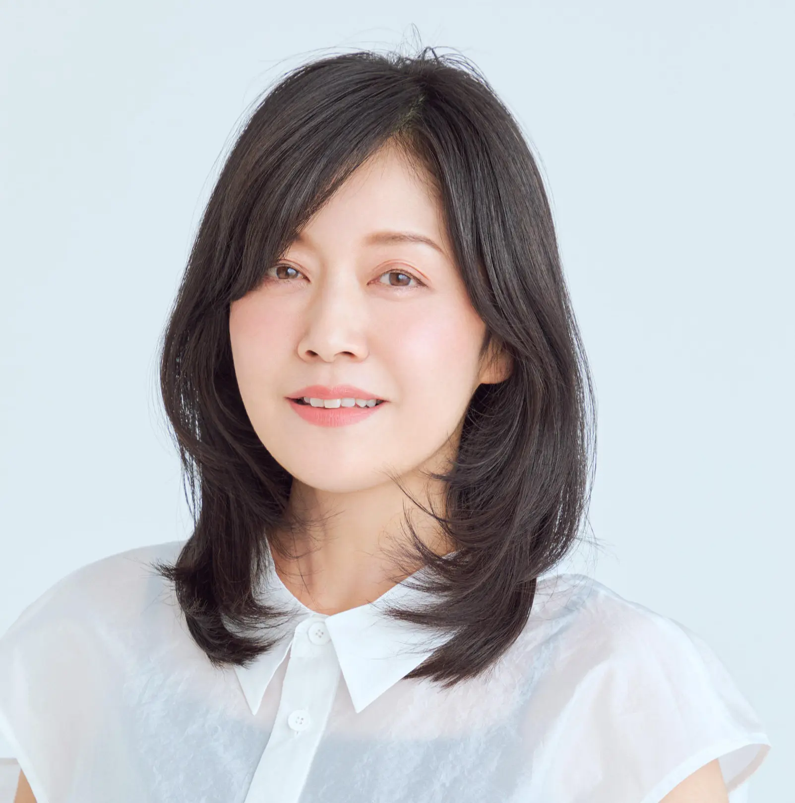 セミロングを素敵に楽しむコツは？産毛とおくれ毛を生かして奥行きのあるセミロングに【50代髪型・ヘアスタイル】