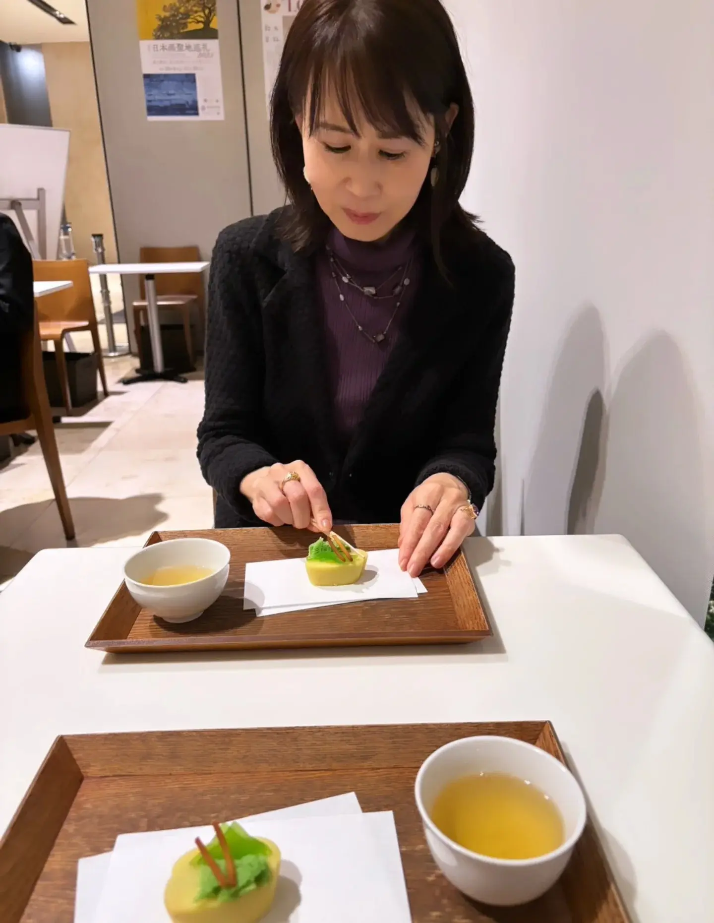 青山の菓匠菊屋さんのお上品な和菓子。私と友人は「遠山」をいただきました。