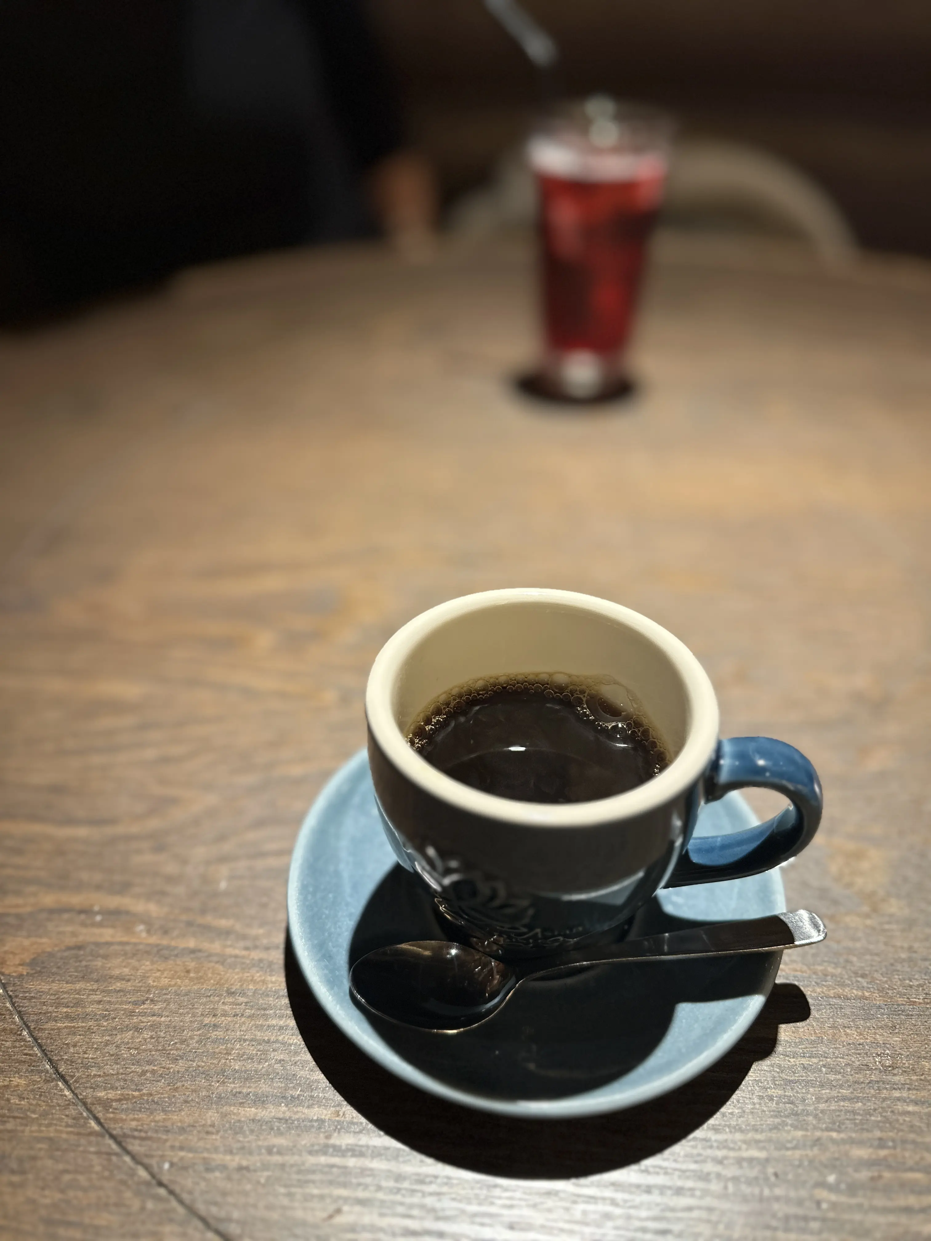 ブラックコーデのアクセントにデニムシャツ_1_3-3