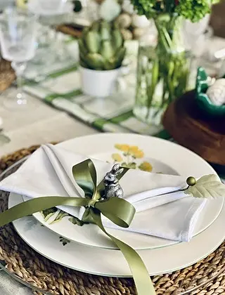 テーブルナプキンをグリーンのリボンで結んでいます。
