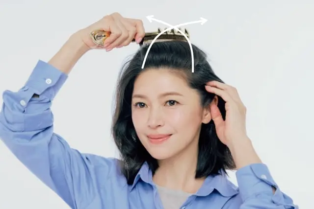 気になる分け目のリセット方法　手前から大胆にかき上げて根元起こし