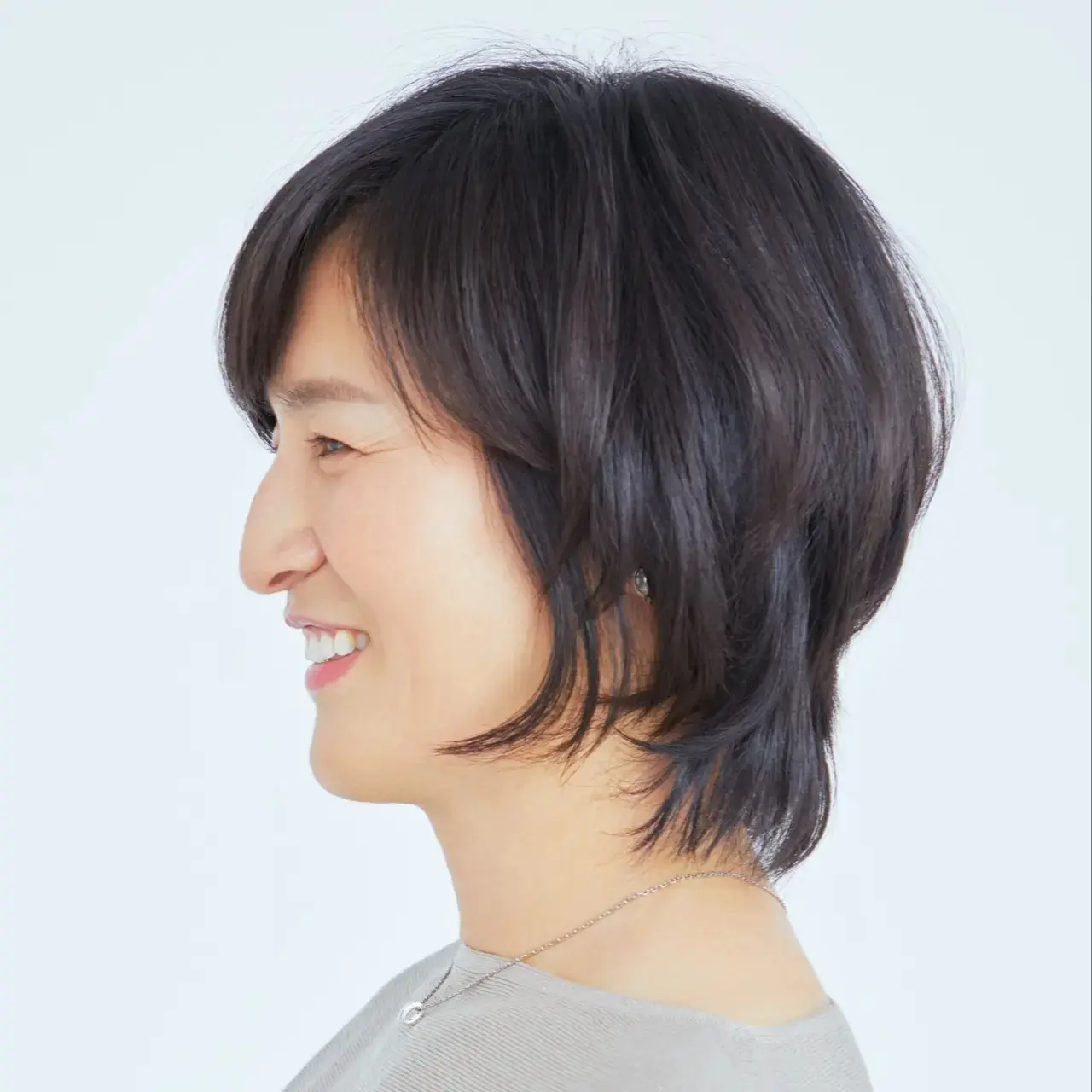 旬のレイヤーを取り入れたショートヘアで小顔効果大のひし形シルエットに【50代髪型・ヘアスタイル】