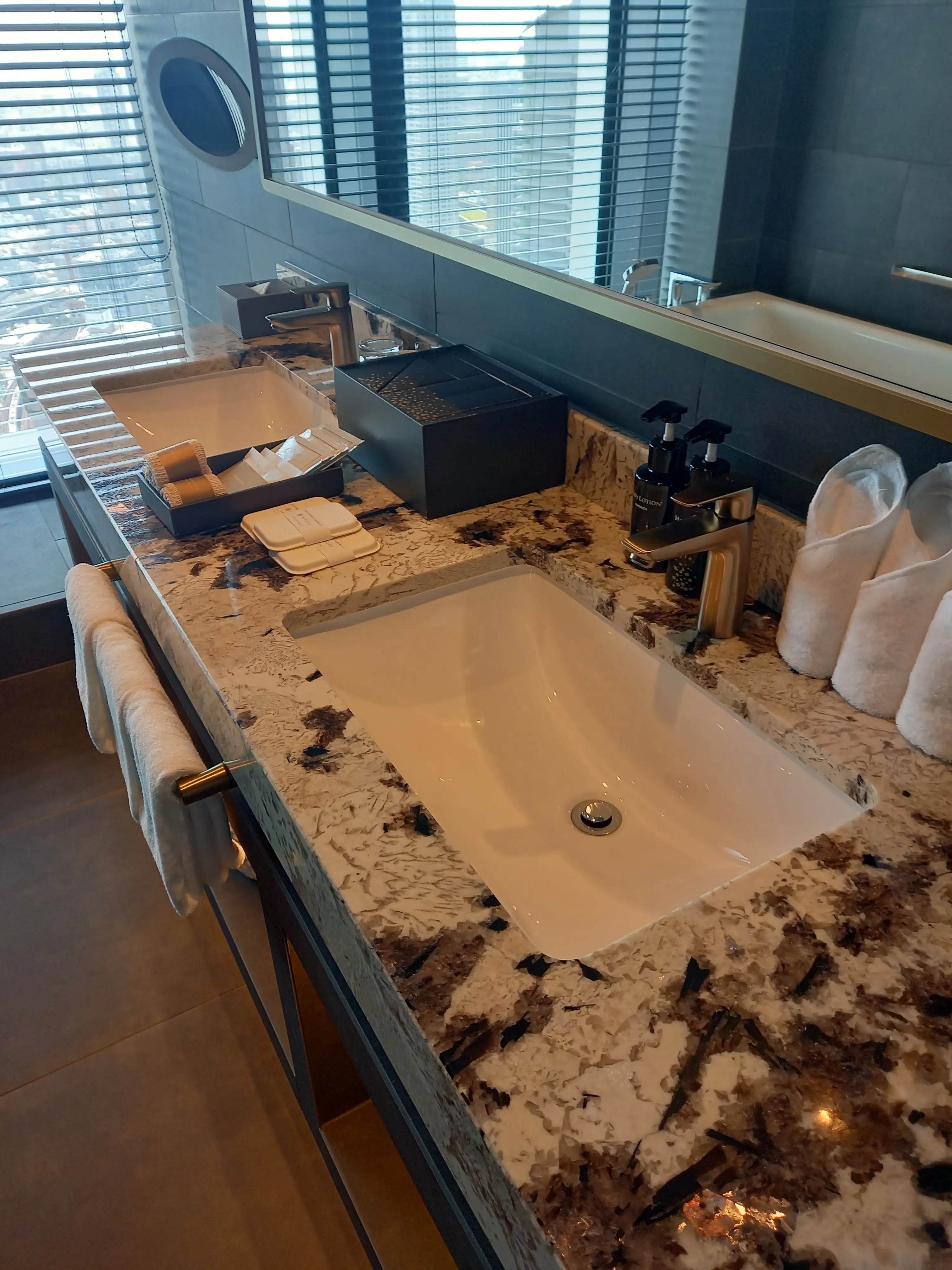 モクシー大阪本町とTHE OSAKA STATION HOTEL。静と動を感じた大阪のホテルステイ_1_18
