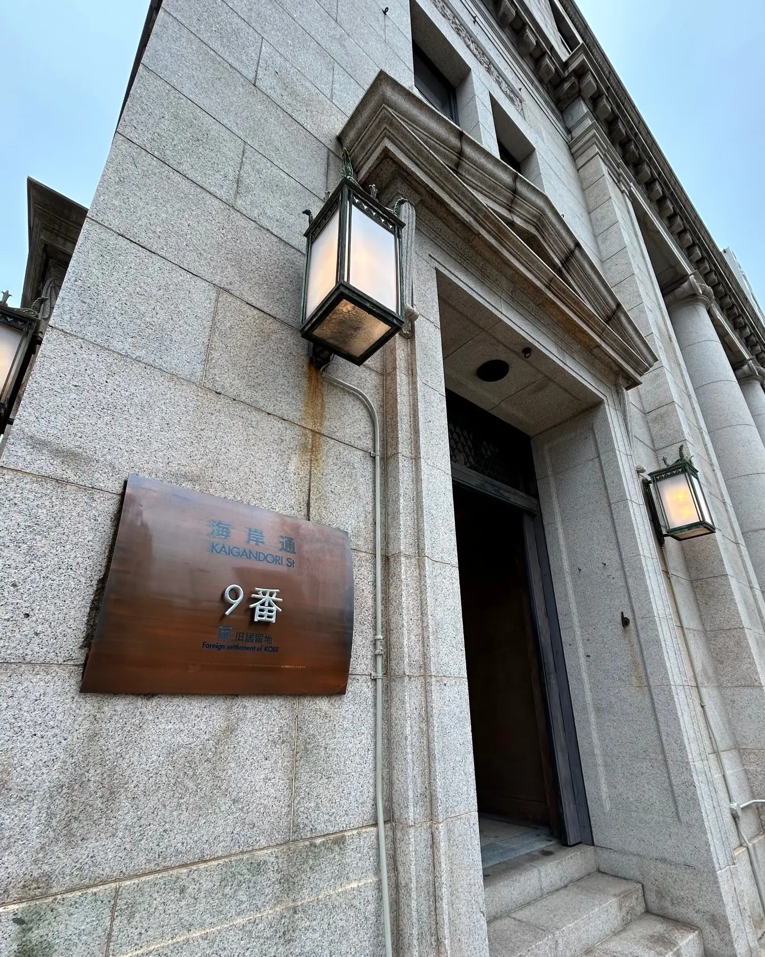 神戸らしいレトロなビルでアートに包まれたランチタイム_1_2