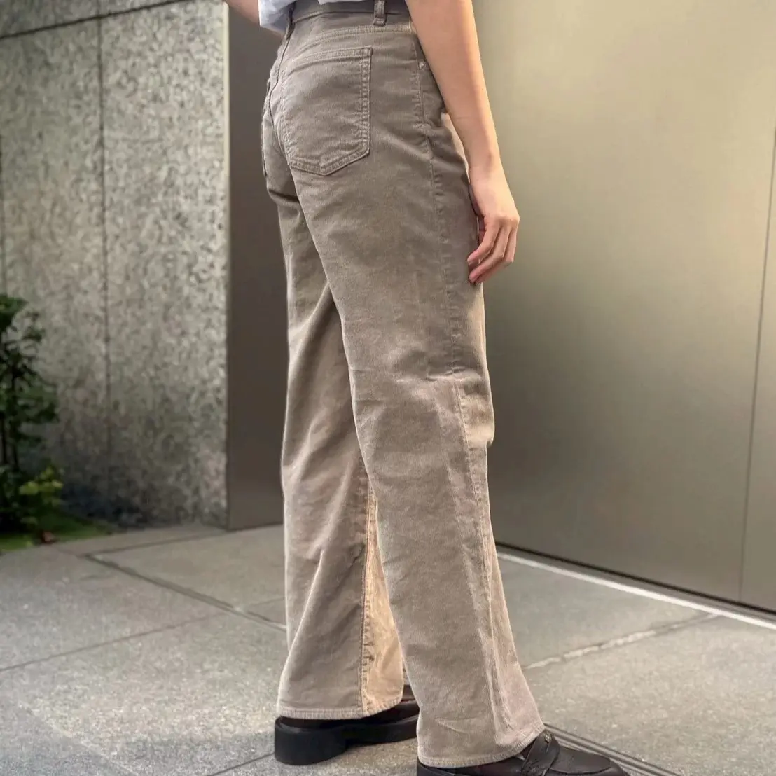 【50代パンツ】履くだけで旬の着こなしに。【レッドカード トーキョー】の「きれいめコーデュロイパンツ」_1_4