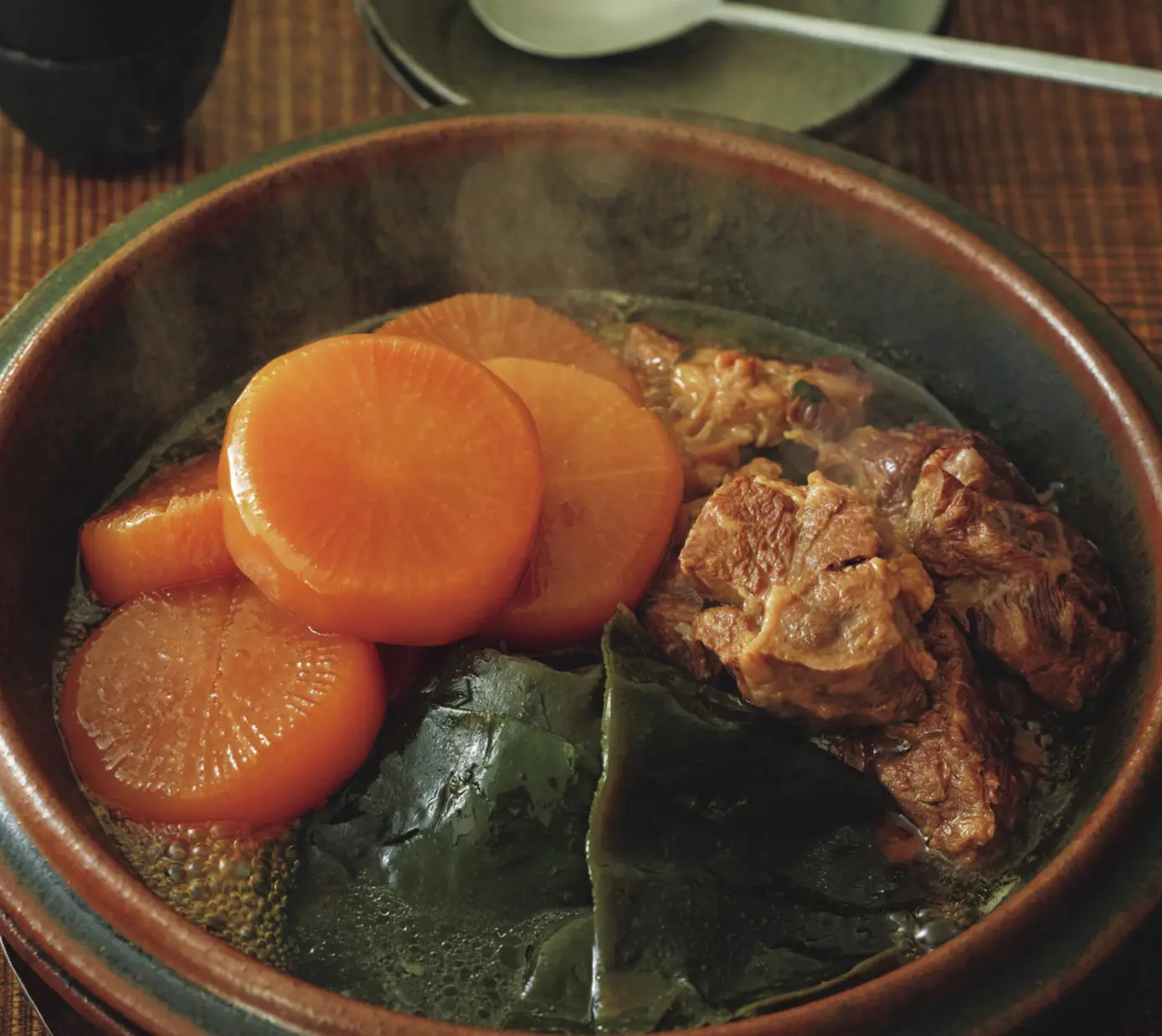 具材は３種まで！ 料理家・野口真紀さんの「シンプル贅沢鍋」２選【大人のごちそう鍋】牛スネ肉、大根、 昆布の煮込み鍋