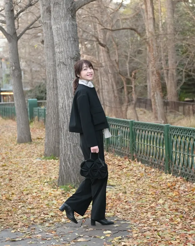 優美なセミワイドパンツを着用した50代ファッション