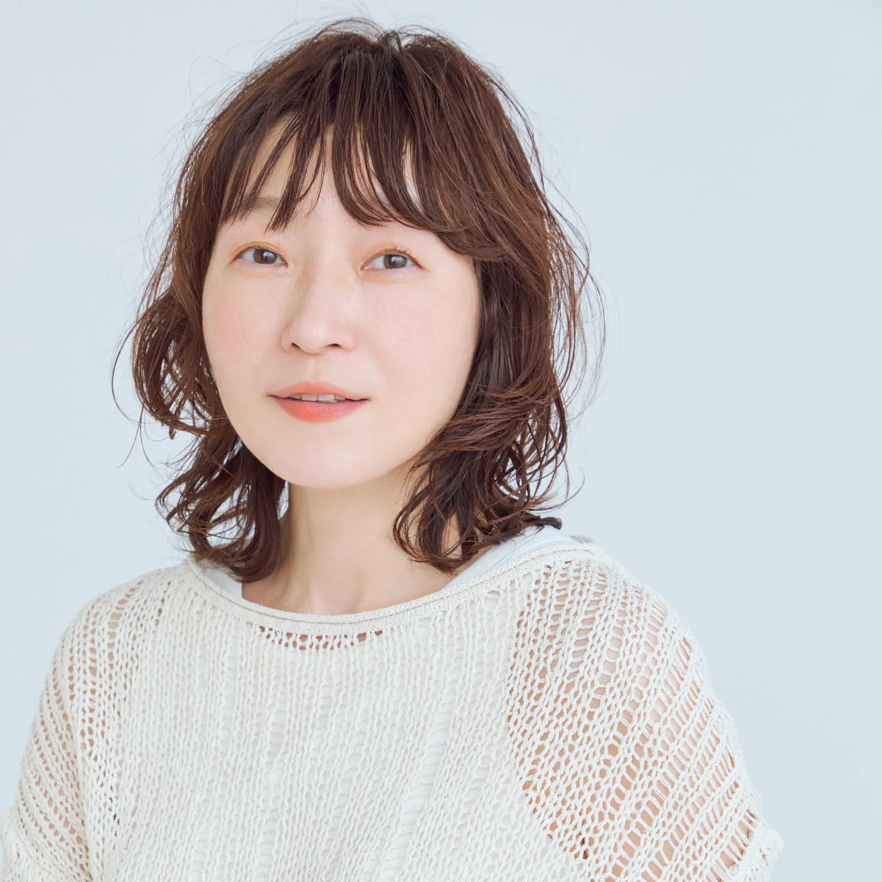 前から見たミディアムヘアスタイル