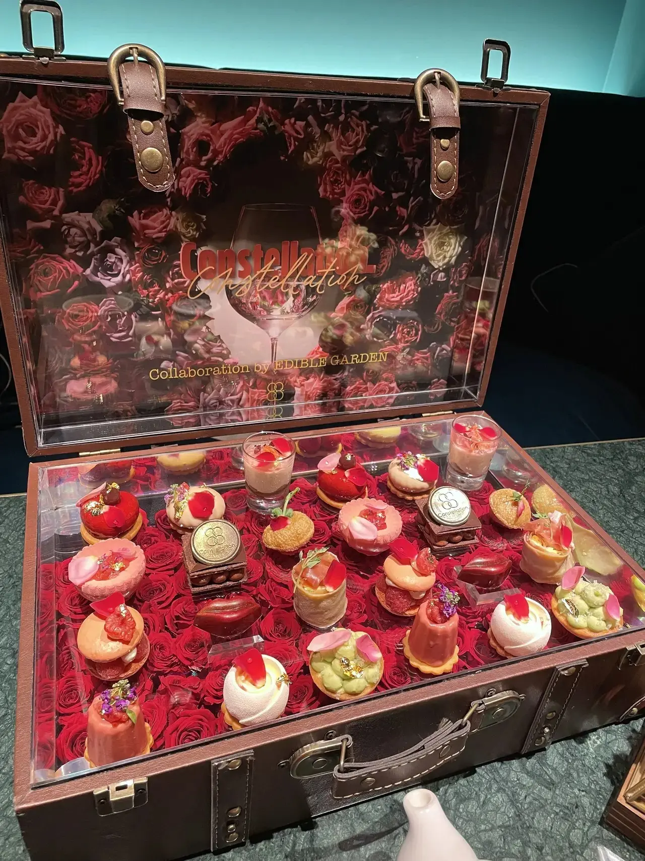 トランクを開けたら薔薇がいっぱい！隠れ家的スイーツ&amp;バーの素敵ローズアフタヌーンティー
