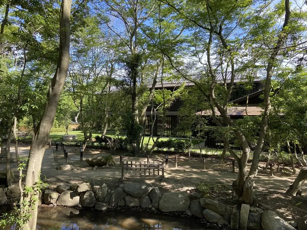 竹などの樹木が植わる敷地内を回遊できるふふ奈良の庭園
