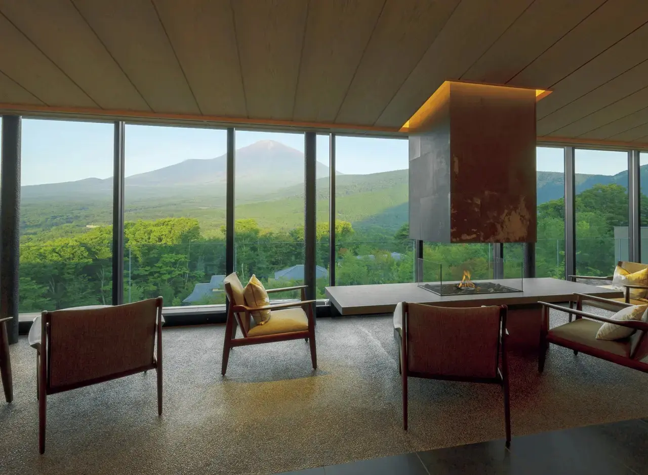 暖炉があるラウンジからは、富士山頂から愛鷹山（あしたかやま）へと続く稜線をパノラミックに一望