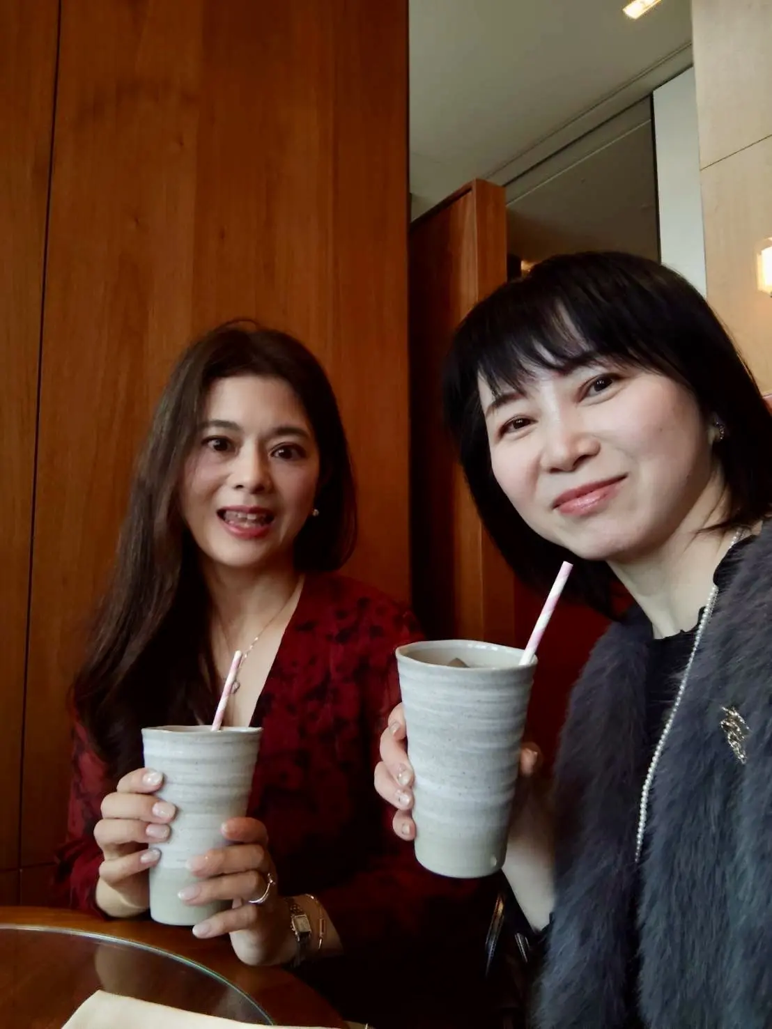 アンダーズ東京のアフタヌーンティーで乾杯する様子と陶器のティーカップ