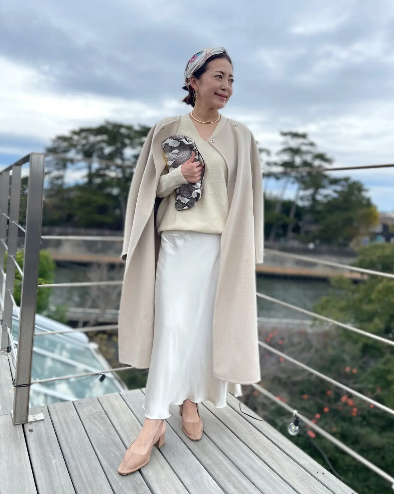 エクラ 華組　宮原江里子さん　ワントーンコーデ　オフホワイトコーデ　スカーフ