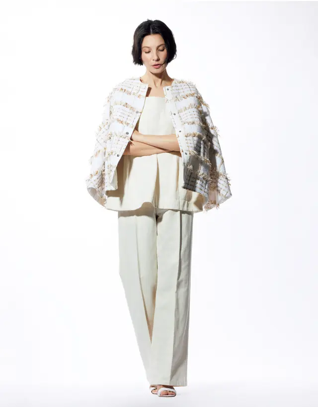 デパリエの白のジャケットの田沢美亜