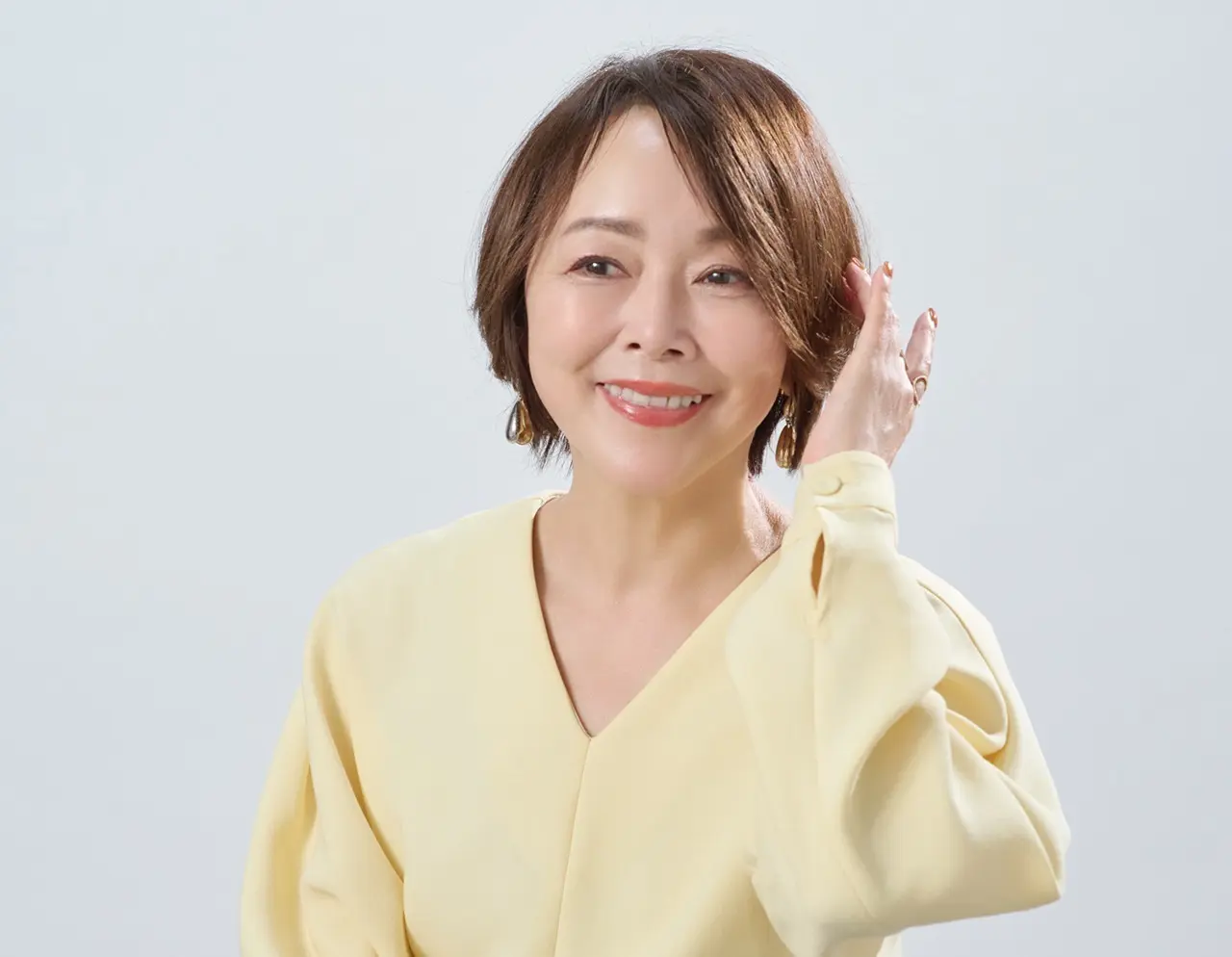 髪に手をやる小田ユイコさん